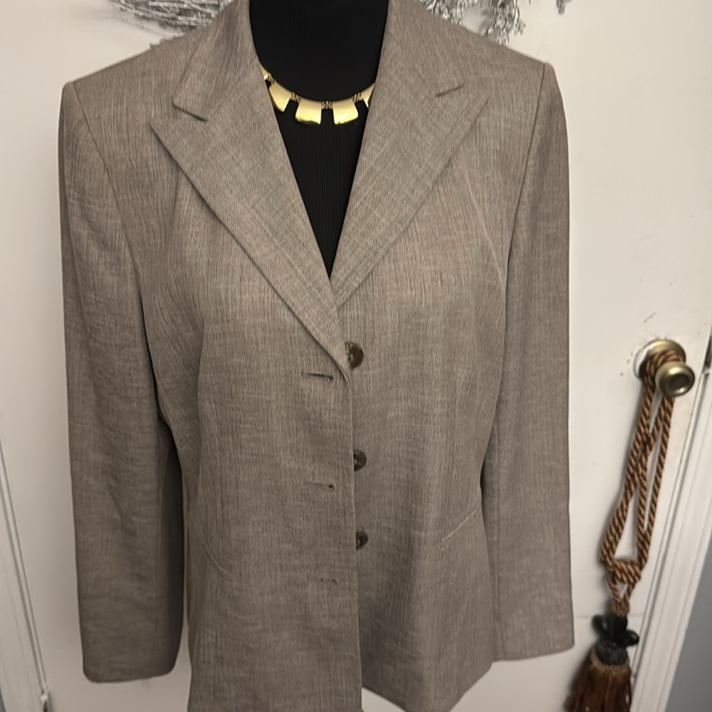 Skirt suit - Picture 2 of 9